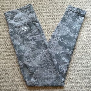 Women’s Gray Camo Leggings